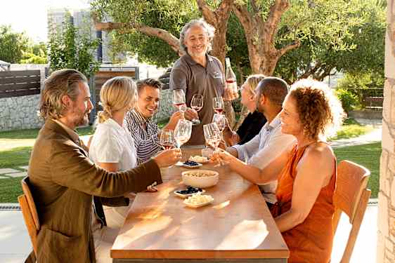 Ryhmä kohottamassa maljaa pöydän ääressä