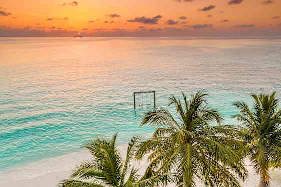 ranta ja auringonlasku malediiveilla