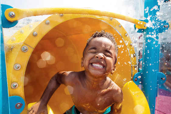Iloinen lapsi vesileikeissä
