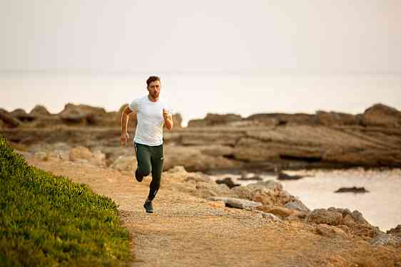 Man löper längs med havet