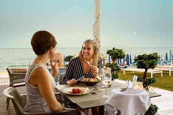 Kaksi naista illalistamassa sunprime-hotellissa