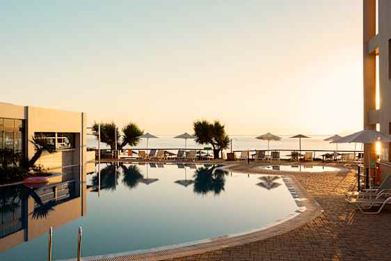 Iolida Beachin allasalue auringonlaskussa