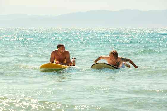 Mies ja nainen sup-laudoilla