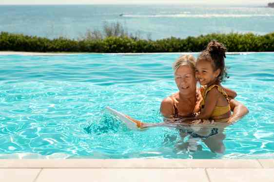 Nainen ja lapsi uima-altaassa
