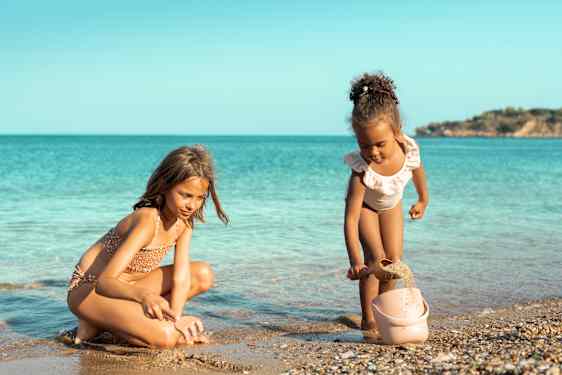 Kaksi tyttöä rannalla