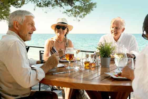 Seurue ruokailemassa