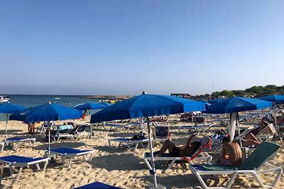 Aurinkovarjoja Makronissos Beachillä