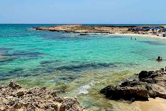 Makronissos Beach ja kirkas meri