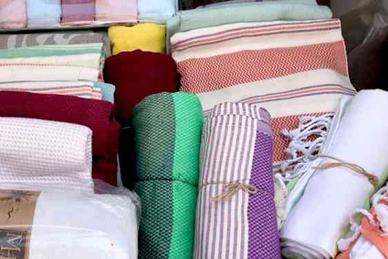 Erivärisiä hamam-pyyhkeitä