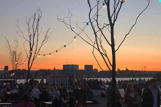 Hämärtyvän kesäillan maisema Reffen Street Food