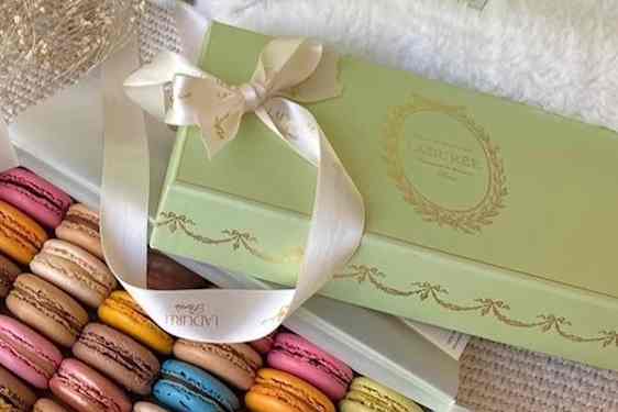 Erivärisiä makroneja