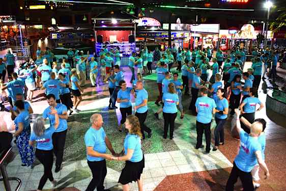 Baile Retro -tanssikurssilaisia tanssimassa