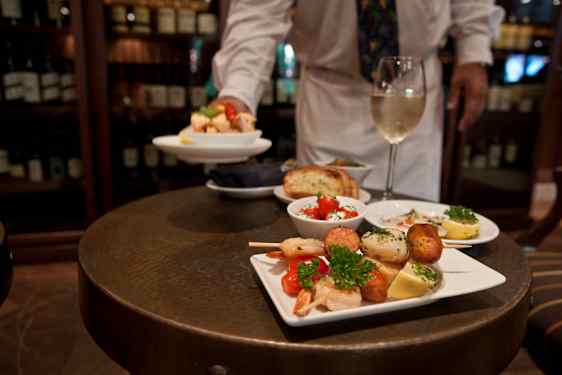 Ruoka-annoksia ravintolan pöydässä