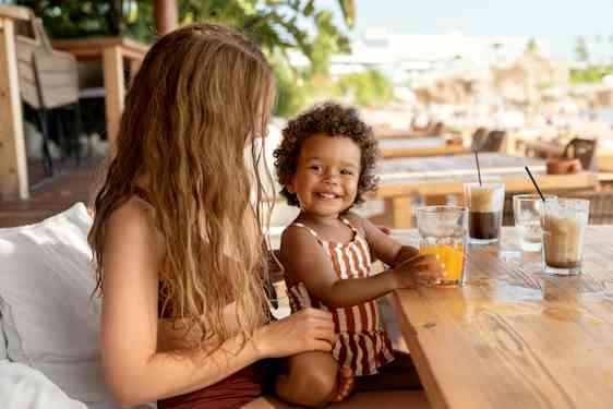 Äiti ja tytär juomassa mehua