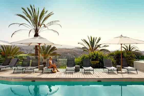 Nainen uima-altaalla Gran Canarialla