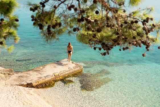 Nainen seisomassa laiturilla Kroatiassa