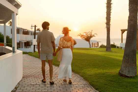 Pari kävelemässä  Sunwing Kallithea -hotellissa