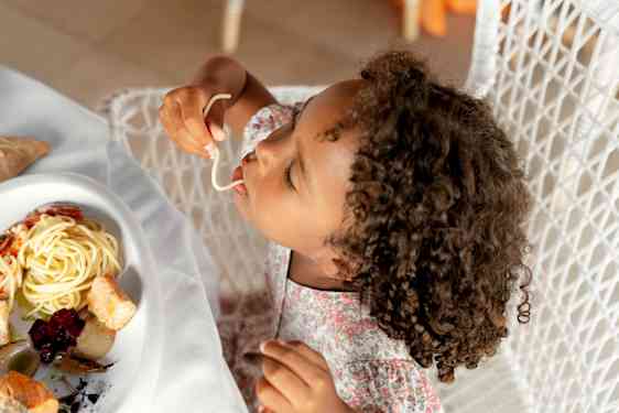 Tyttö syö spagettia Sunwing-hotellissa