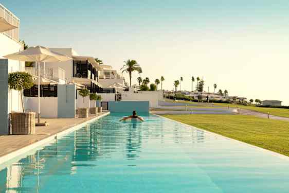 nainen uimassa uima-altaassa