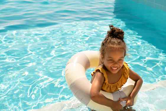 Tyttö uimassa uima-altaassa