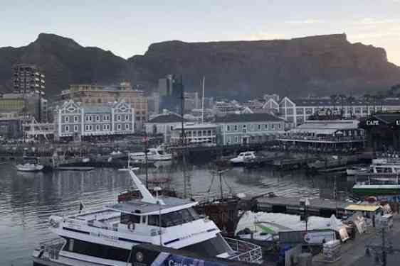 Venesatama ja kaupunkinäkymää,  V&A Waterfront.