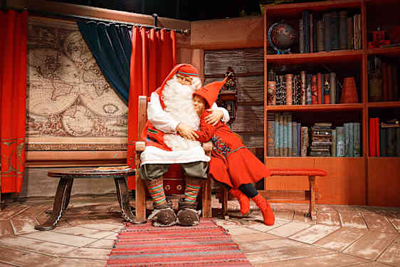 Tomten och tomte mor som kramas på Julmarknad