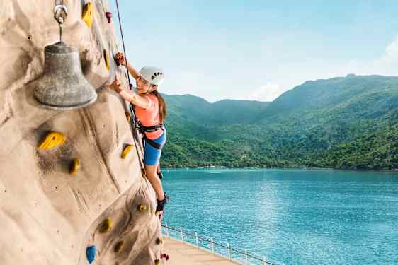 Laivan kannelta kohoava kiipeilyseinä