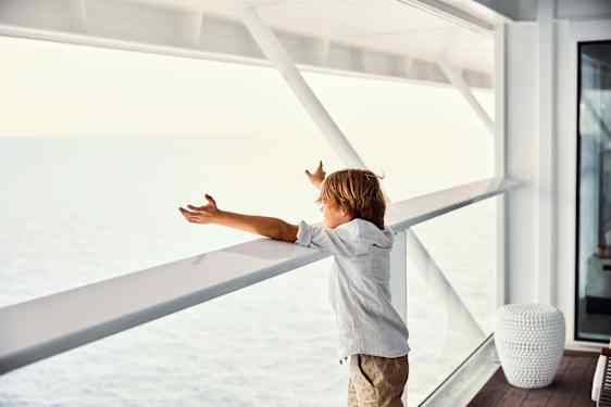 Poika katselemassa merelle Celebrity Cruises