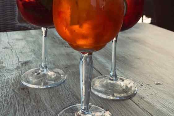 Jalallisissa laseissa Aperol Spritz ja fröccs