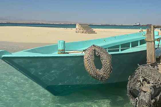 Vene laiturin vierellä