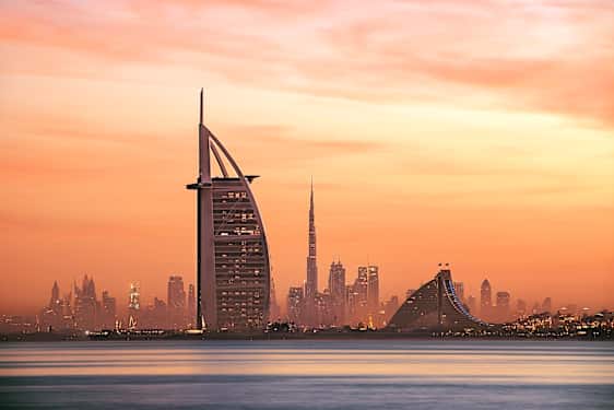 Dubain siluetti auringon laskiessa