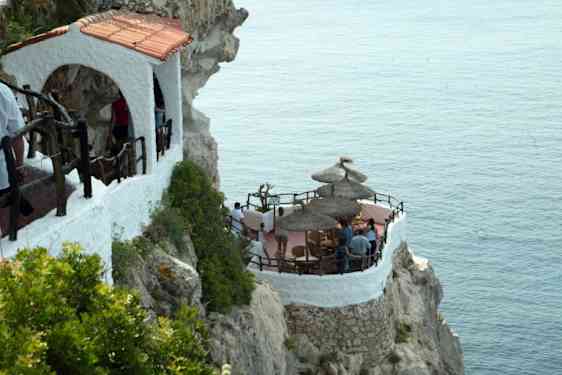 Kalliojyrkänteeseen rakennettu baari.