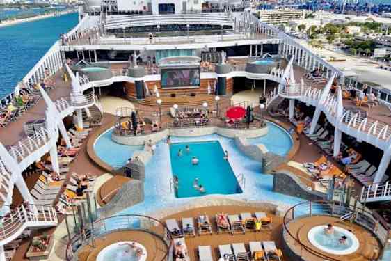 Laivalla on paljon uima-altaita