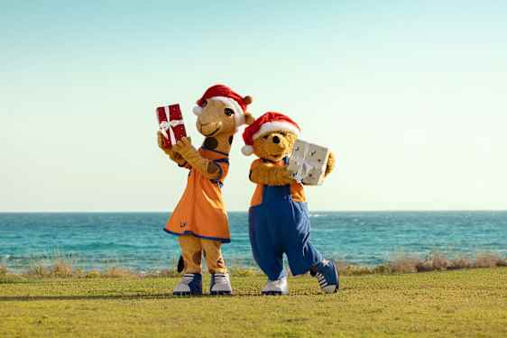 Lollo & Bernie tonttuhatuissa joululahjat käsissään