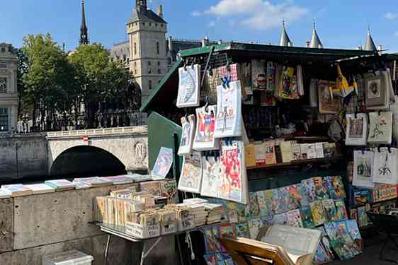 Taidetta myytävänä Seinen varrella