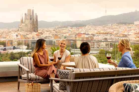 4 ystävystä Barcelonassa kattoterassilla