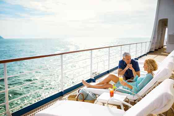 Mies ja nainen lepotuoleissa risteilylaivan kannella