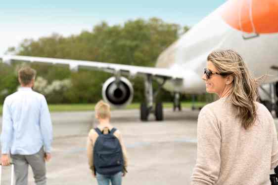 Henkilöitä lentokoneen vierellä