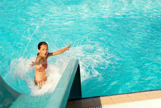 Lapsi laskemassa vesiliukumäkeä