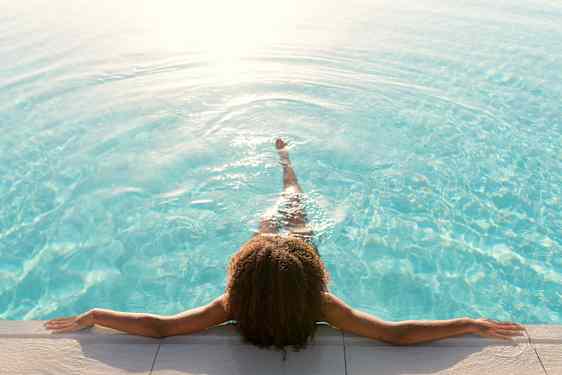 Swim-out, hotelli terassilta altaaseen