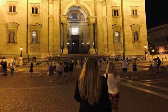 Pyhän Tapanin kirkko iltavalaistuksessa