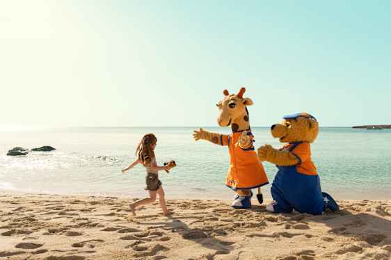 Lollo och bernie sekä pieni tyttö rannalla