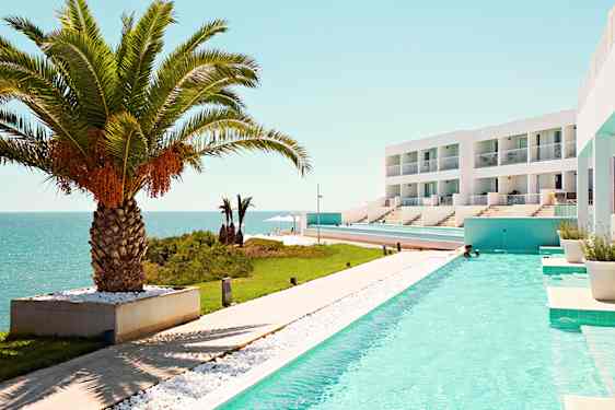 Ocean Beach Club Kreetan huoneita, joista on suora pääsy altaaseen ja merinäköala.