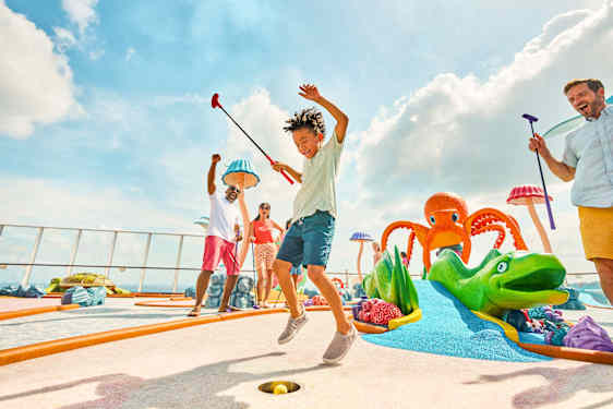 Perhe pelailemassa Utopia of the Seas -aluksella