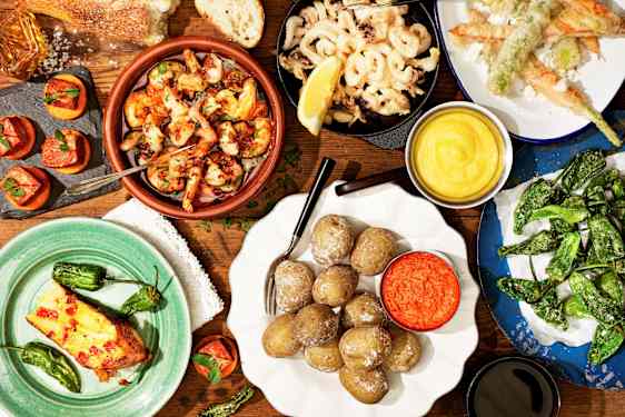 Erilaisia tapaksia pöydällä