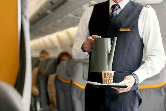 Flygpersonal serverar kaffe