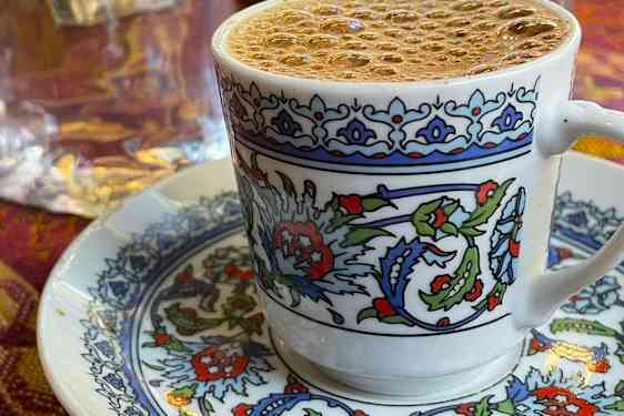 Kahvi tarjoillaan suklaan kanssa