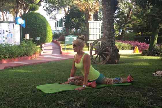 Nainen pilatesharjoituksessa