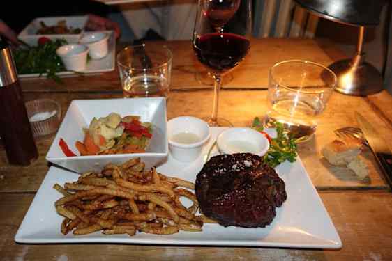 Laadukasta liharuokaa ja hyviä viinejä Pariisissa