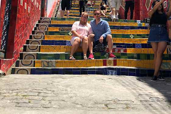 Kirjoittaja istuu kumppaninsa kanssa Selarón-portailla